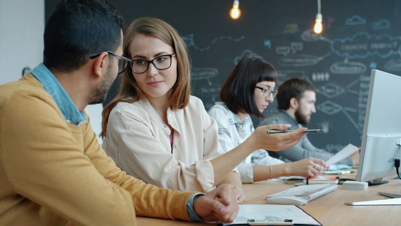 Kollegen besprechen ein Projekt am Arbeitsplatz