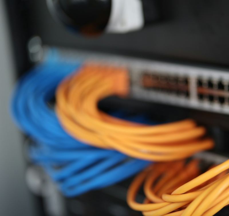 Netzwerk-Switch mit eingesteckten Patchkabeln im Serverschrank